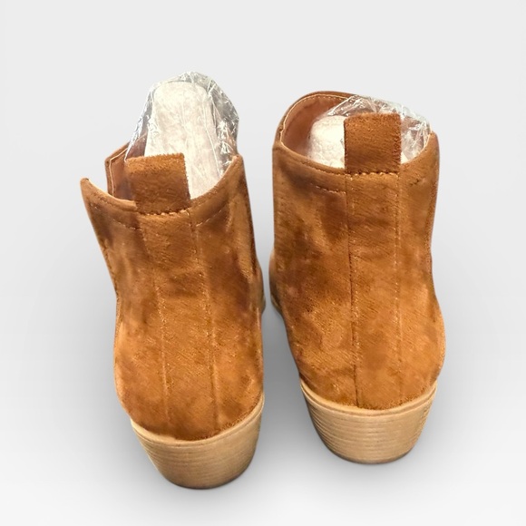 Journee Collection Women's Rimi Notched Ankle Stacked Heel Booties - Picture 7 of 9